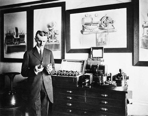 Nikola Tesla v laboratoři